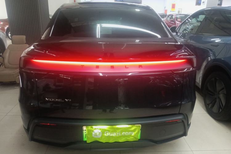 Used Tesla Model Y 2025 Long-Range All-Wheel-Drive Version
