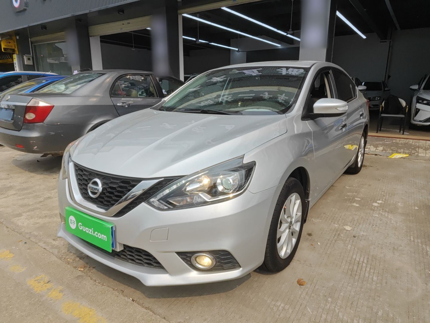 تحت مقدمة السيارة