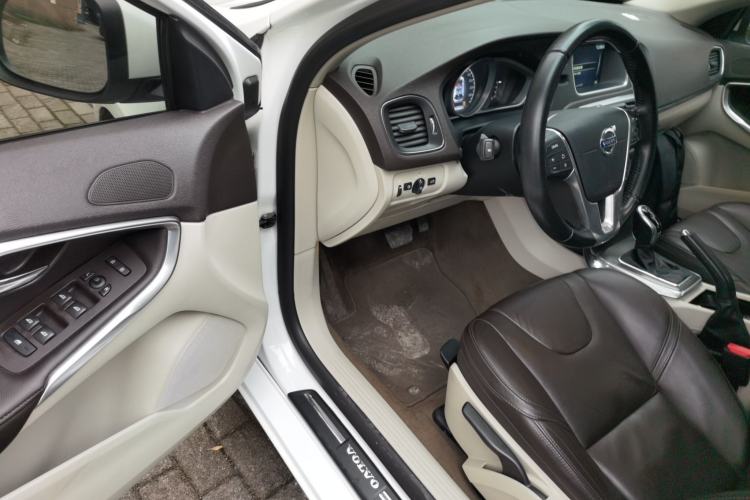 Used Volvo V40 2015 1.6T Zhiyi Edition
