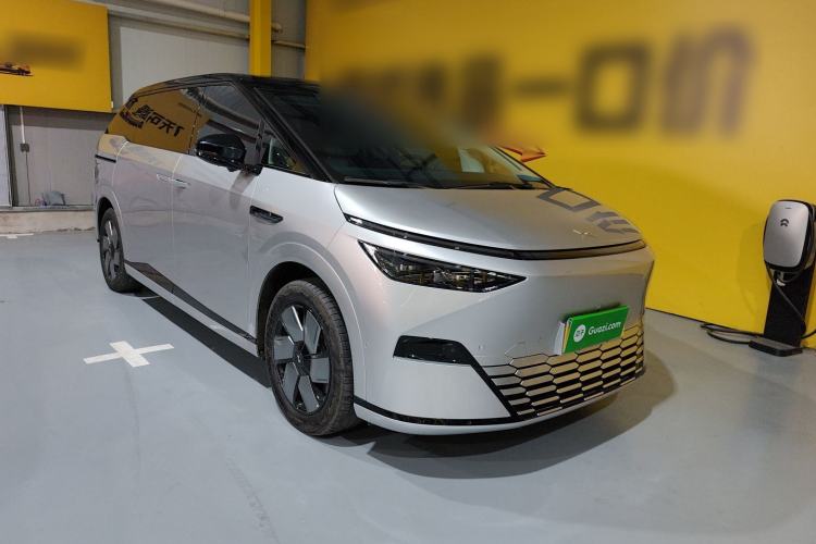 Used XPeng X9 2024 610 Long-Range Pro Exterior 1