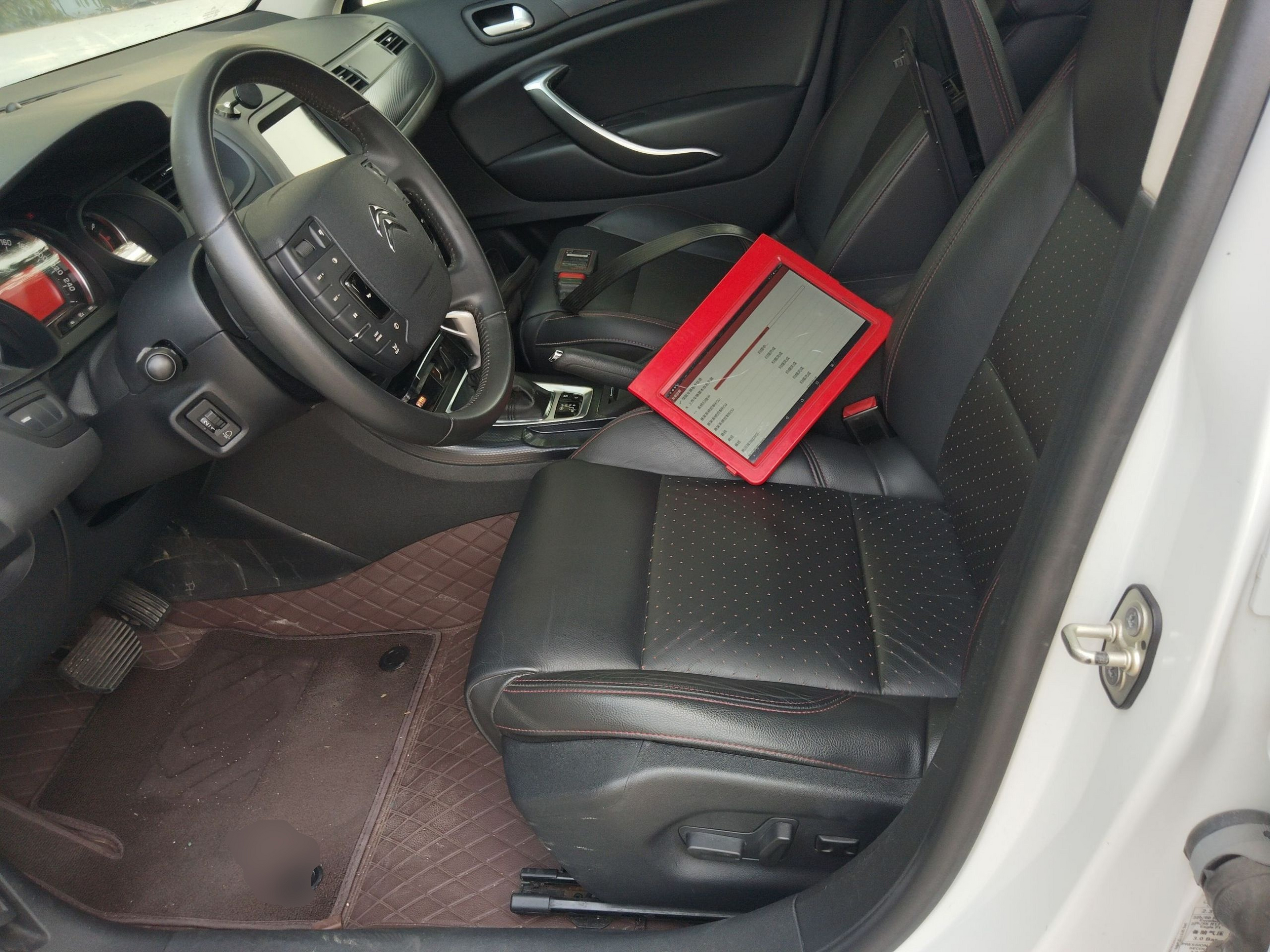 Переднее сиденье в автомобиле