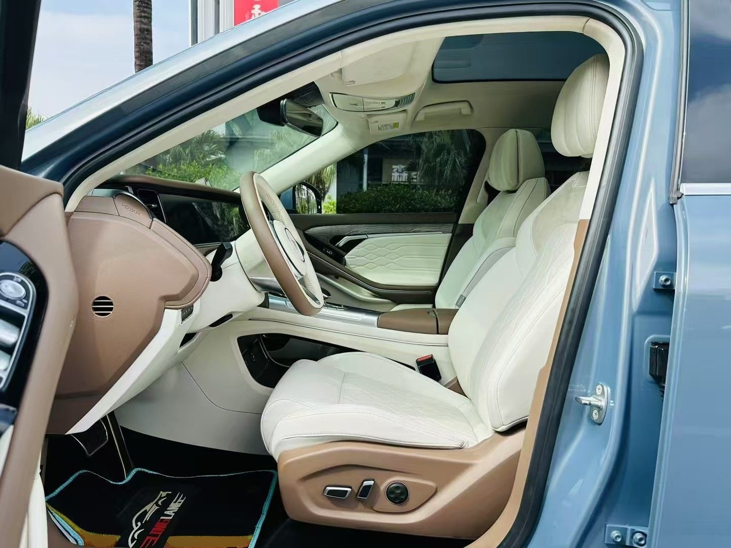 المقاعد الأمامية داخل السيارة