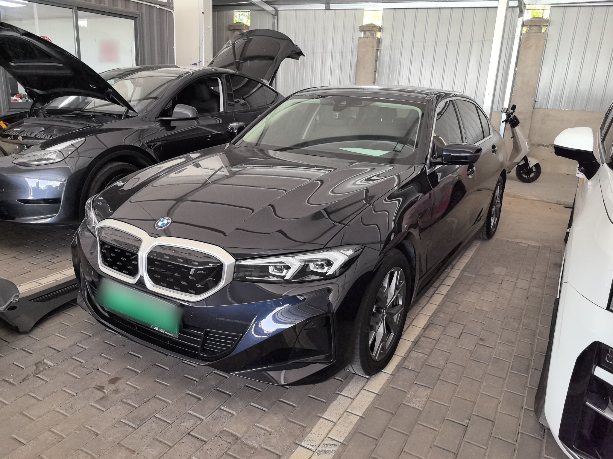 Под передней частью автомобиля