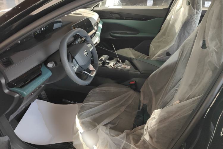 Used Changan UNI-V iDD 2024 Blue Whale Smart Electric iDD 136km ZhiKu Model
