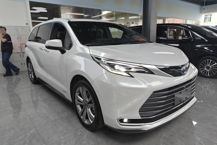 Used Toyota SIENNA 2023 2.5L Hybrid Deluxe Edition
