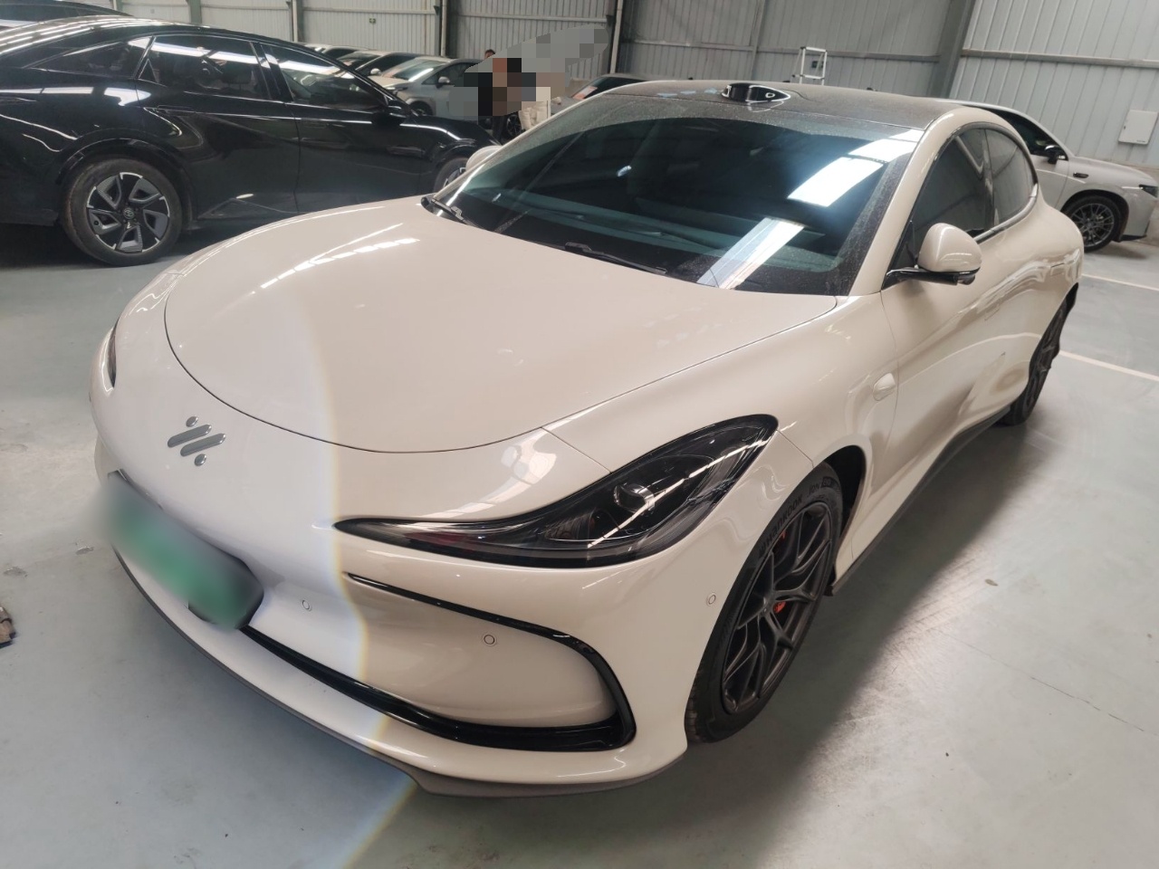 تحت مقدمة السيارة