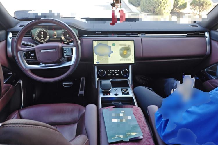 Used Land Rover Range 2023 3.0 L6 400 PS Extended Long-Wheelbase Version Center Console