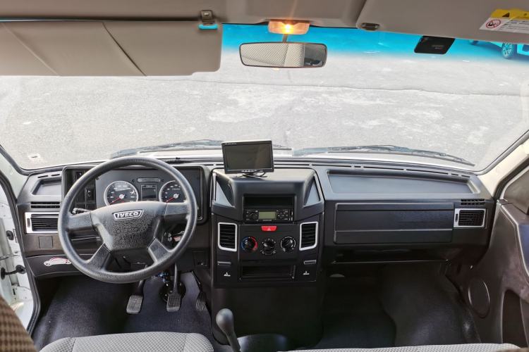 Used Iveco Daily 2020 2.5T A35 Passenger Van with Dual Tires Mid-Roof Design 5-9 Seater China V Emission Standard
