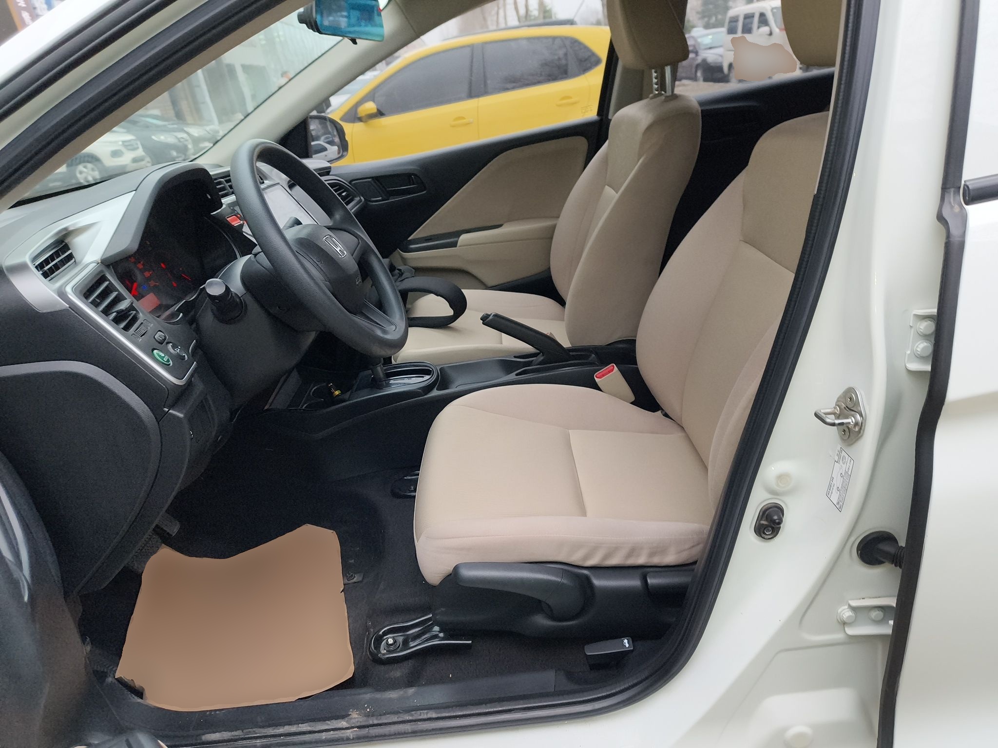 Переднее сиденье в автомобиле