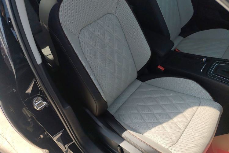 Used Volkswagen Magotan 2023 2 Million Units Commemorative Edition 330TSI DSG Luxury Version Right Front Seat