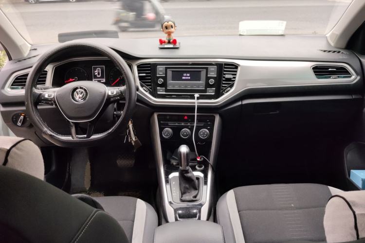 Used Volkswagen T-ROC 2018 230TSI DSG Two-Wheel Drive Advanced Version China V Standard Center Console