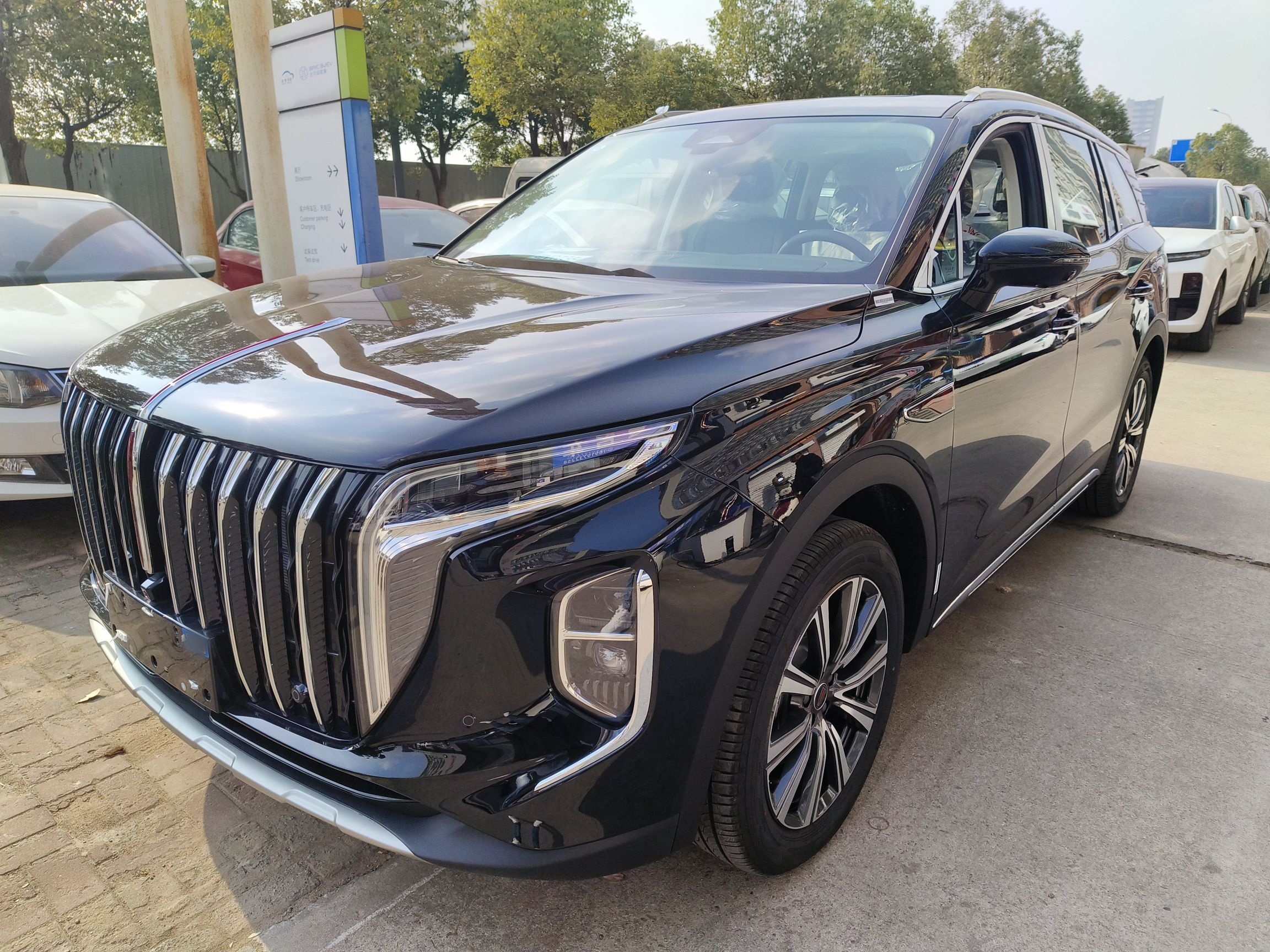 Под передней частью автомобиля