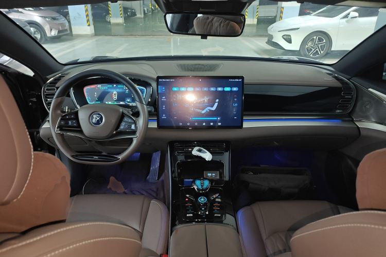 Used BYD Han 2023 EV Champion Edition 605KM Front-Drive Premium Model Center Console