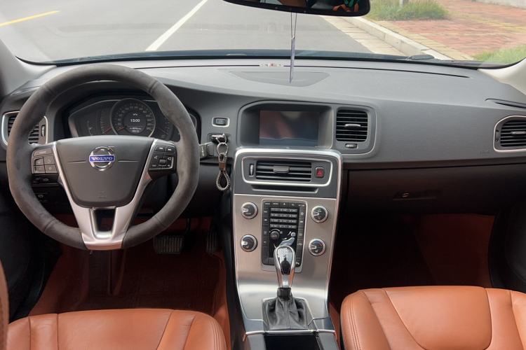 Used Volvo S60 2015 S60L 2.0T Zhiyuan Edition
