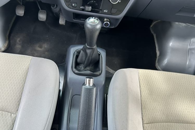 Used Jinbei Hiace X30 2023 1.5L Super-Comfortable Passenger Van 5/6/7-Seater Non-Air-Conditioned Version Model SWC15M