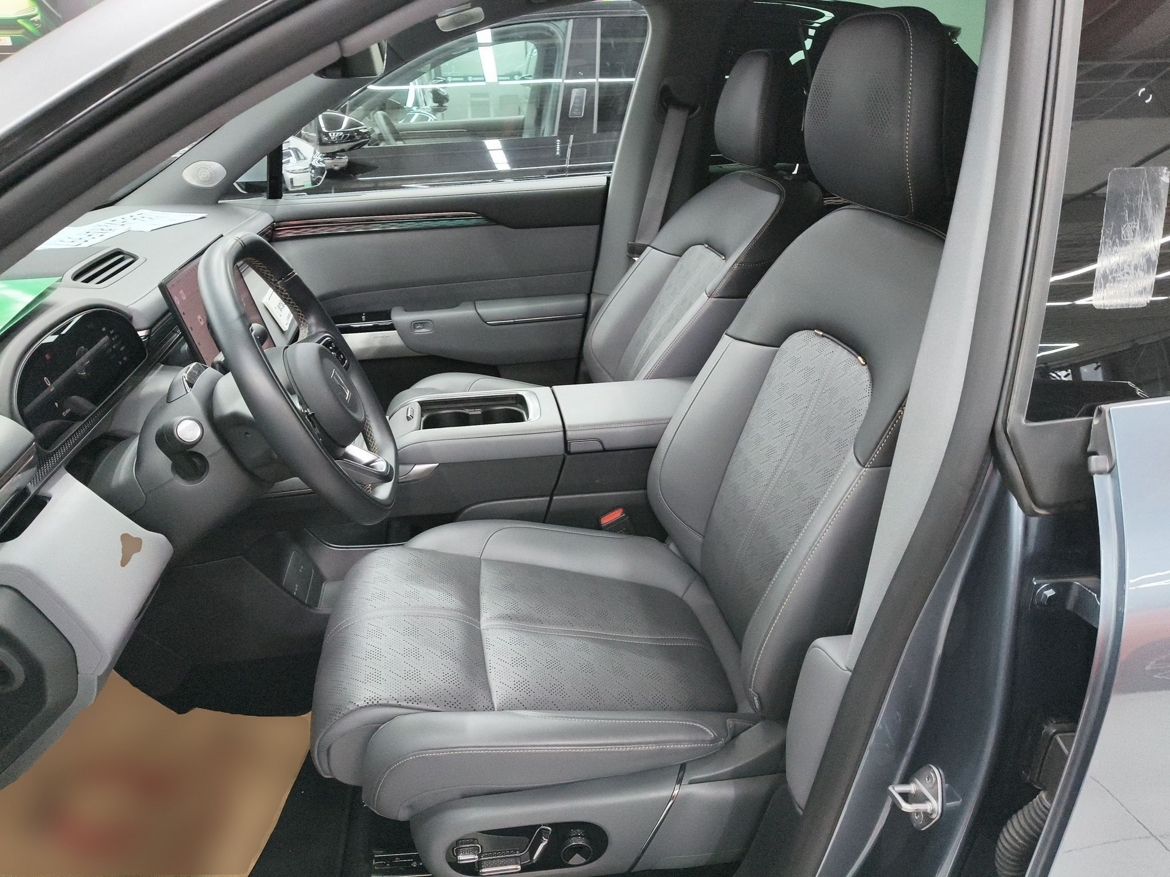 Переднее сиденье в автомобиле