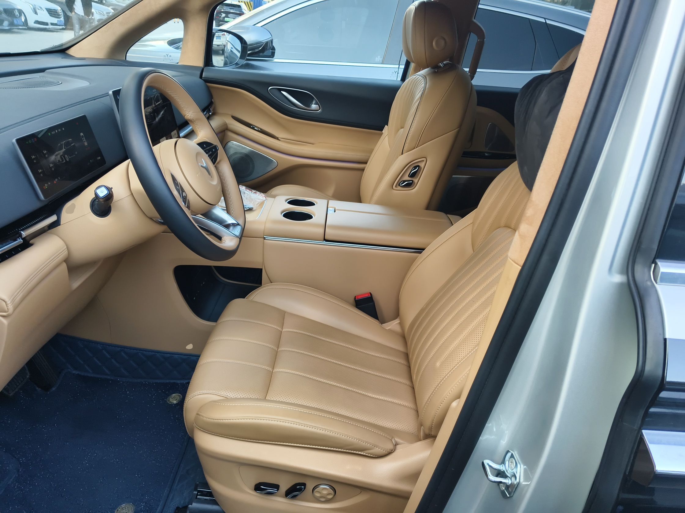 Переднее сиденье в автомобиле