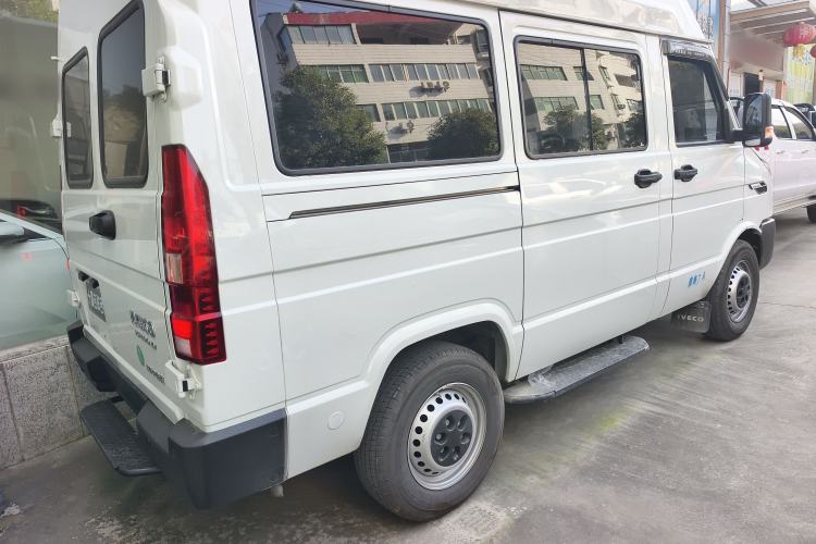 Used Iveco Daily 2023 2.5T A35M1 Short Wheelbase Low-Roof Single-Tire Side-Sliding Door 5-9 Seater