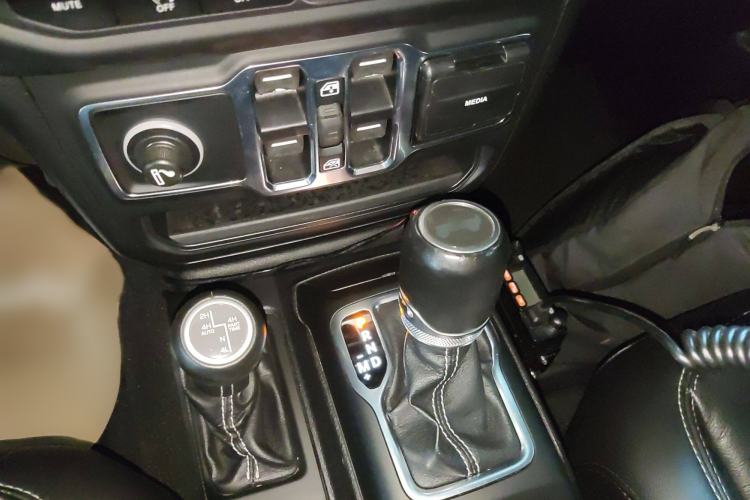 Used Jeep Wrangler 2019 2.0T Sahara Four-Door Version China VI Emission Standard