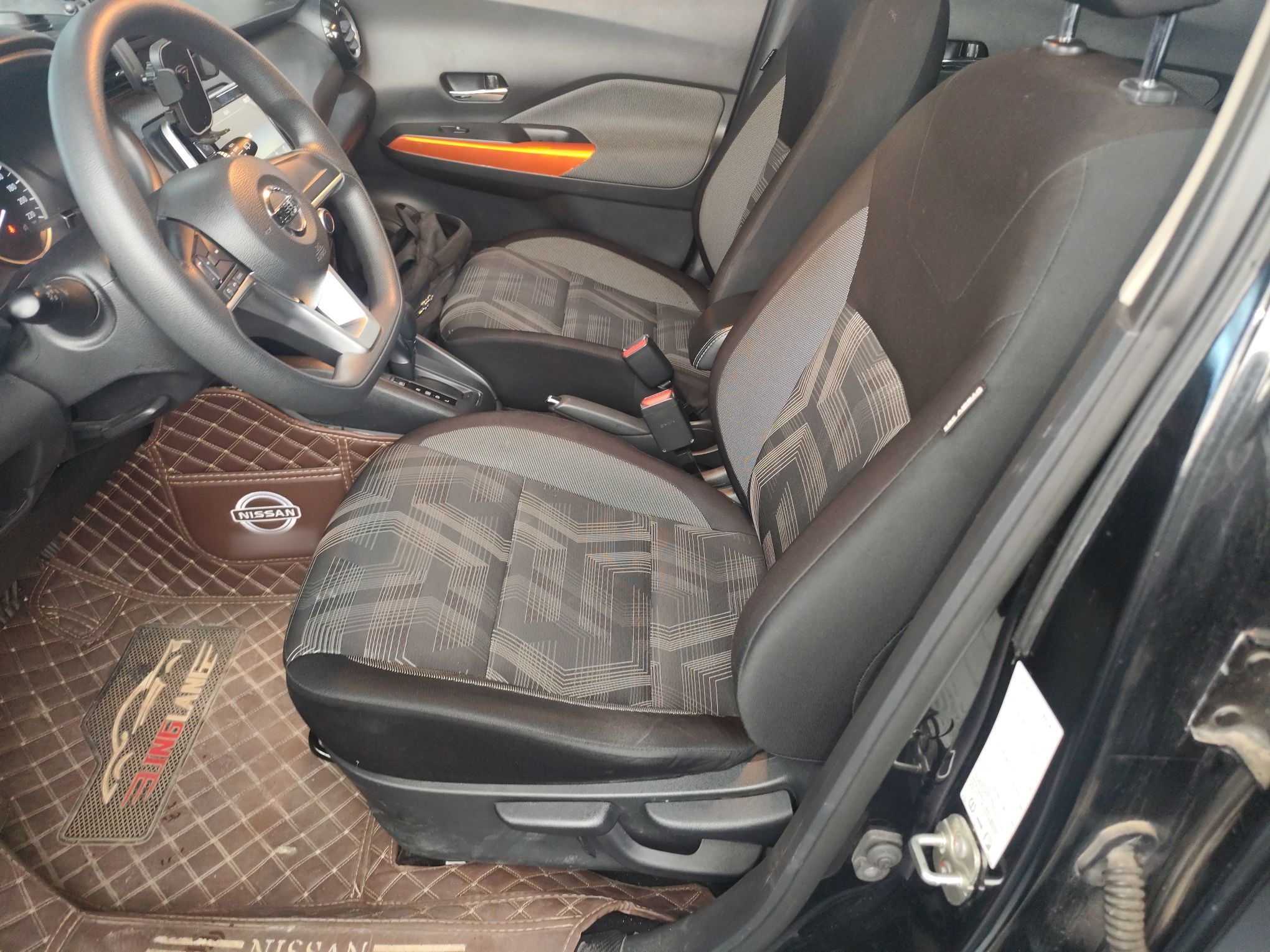 المقاعد الأمامية داخل السيارة