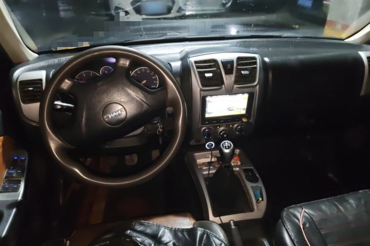 Used JMC Baodian 2018 2.9T New Value-Added 4x4 Diesel Comfort Version with Standard Cargo Bed – JX4D30B5L Center Console