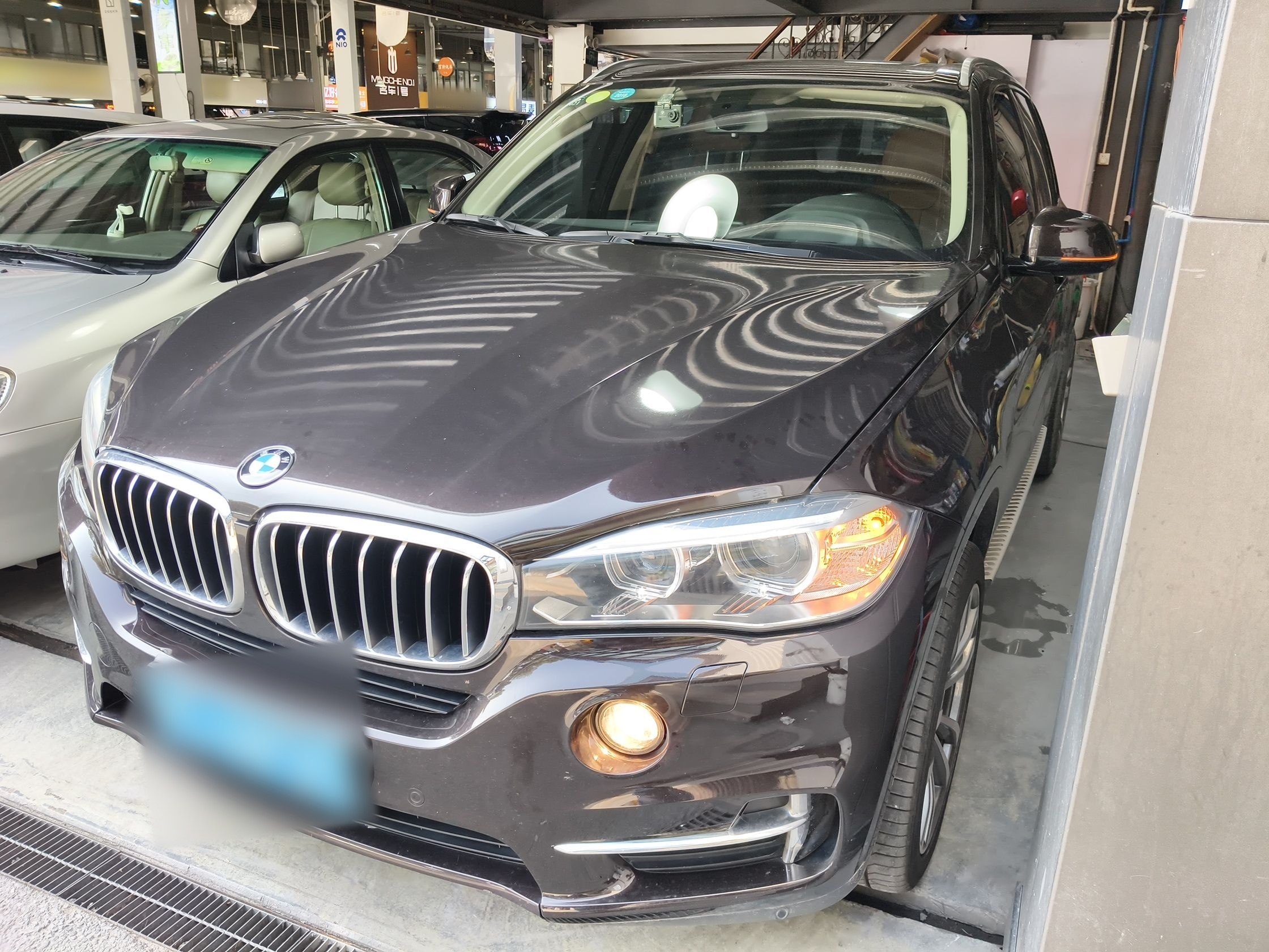 تحت مقدمة السيارة