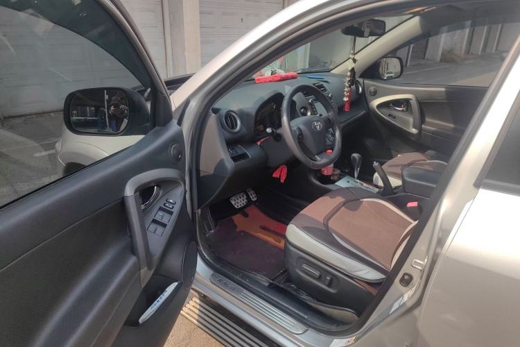 Used Toyota RAV4 2012 Luxurious 2.4L Automatic 4x4 with Stylish Features