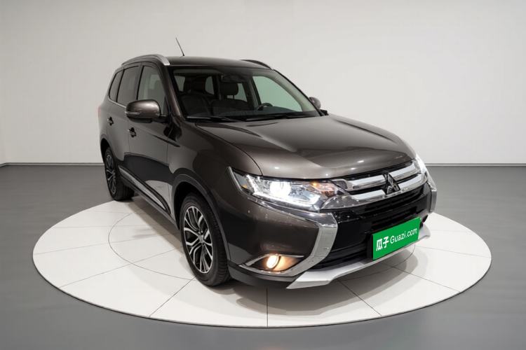 Used Mitsubishi Outlander 2018 2.0L Two-Wheel-Drive Jiale Edition 7-Seater Front Right 45 Deg
