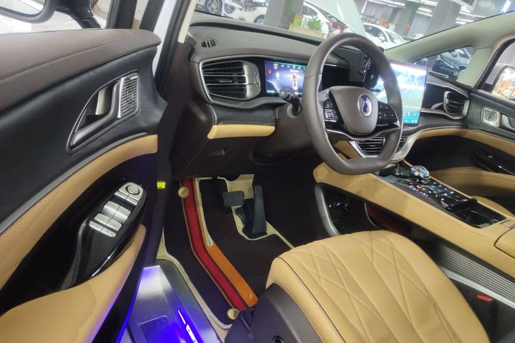 Used Denza D9 2024 DM-i 970 Luxury Model
