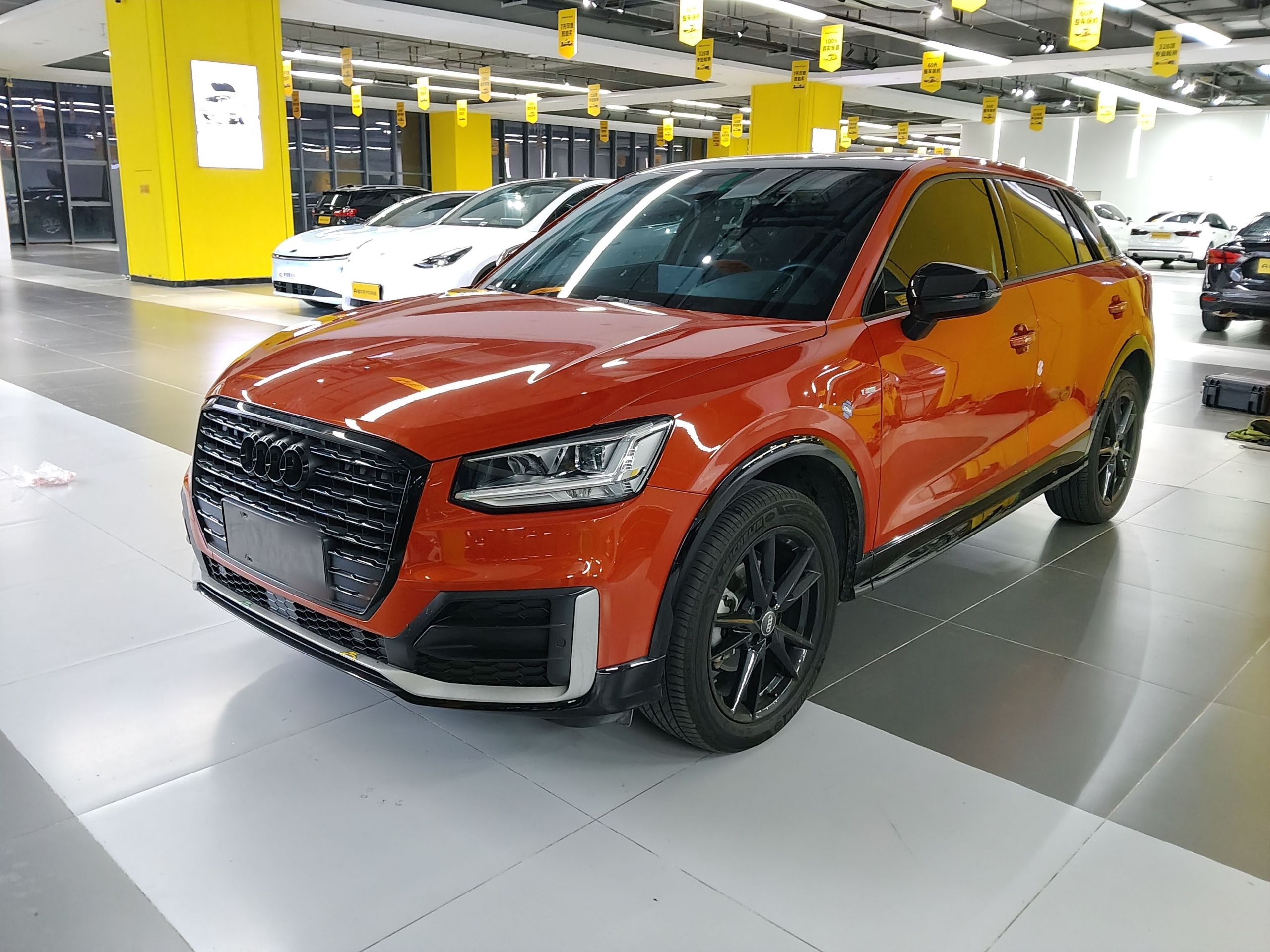 تحت مقدمة السيارة