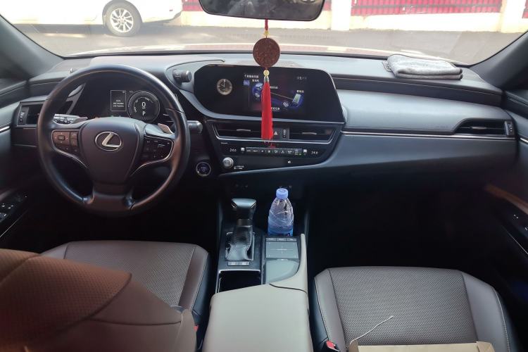 Used Lexus ES 2021 300h Deluxe Edition
