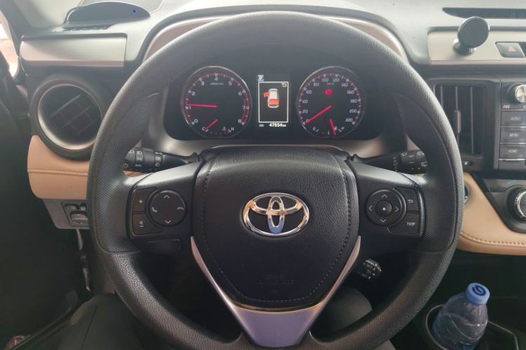 Used Toyota RAV4 2019 2.0L CVT Two-Wheel Drive Fashion X Limited Edition China VI Standard
