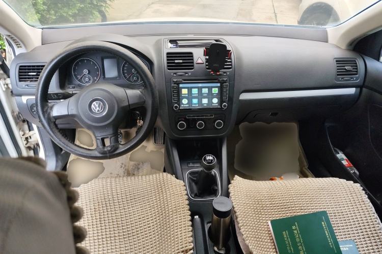 Used Volkswagen Sagitar 2011 1.6L Manual Comfort Version Center Console