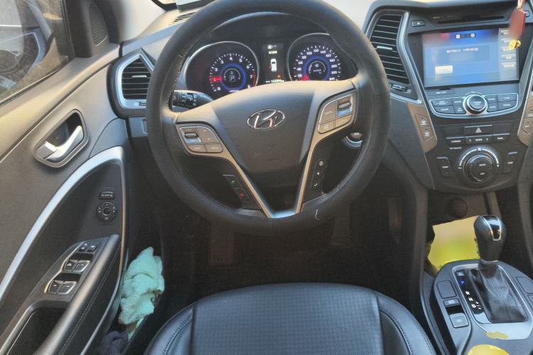 Used Hyundai Santa Fe 2013 2.4L Automatic 4x4 Smart Version Steering Wheel