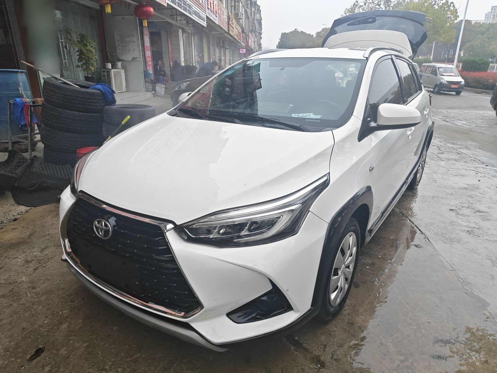 Под передней частью автомобиля