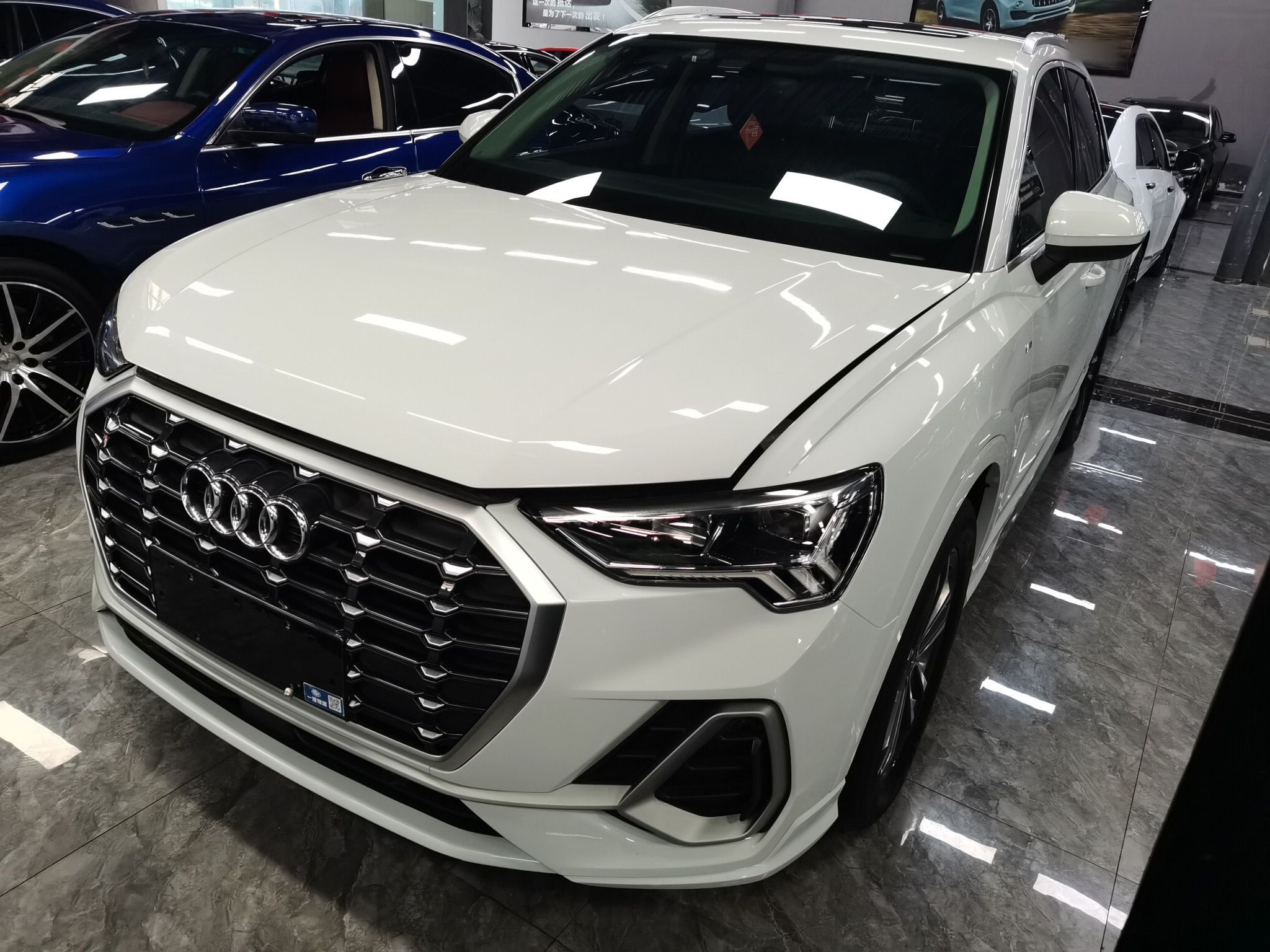 تحت مقدمة السيارة