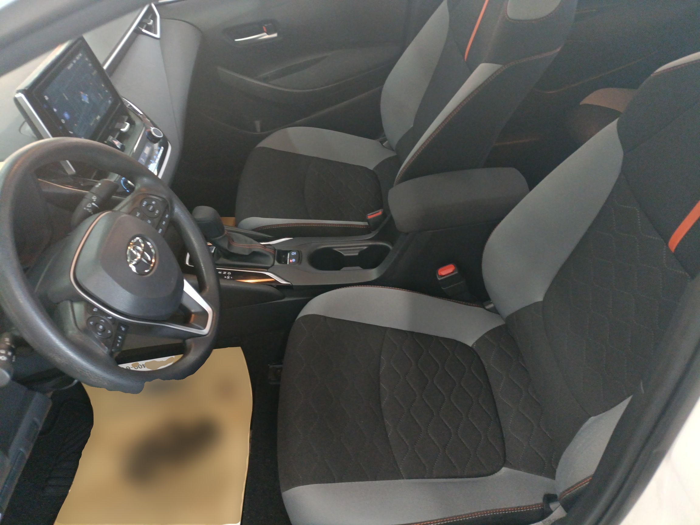 المقاعد الأمامية داخل السيارة