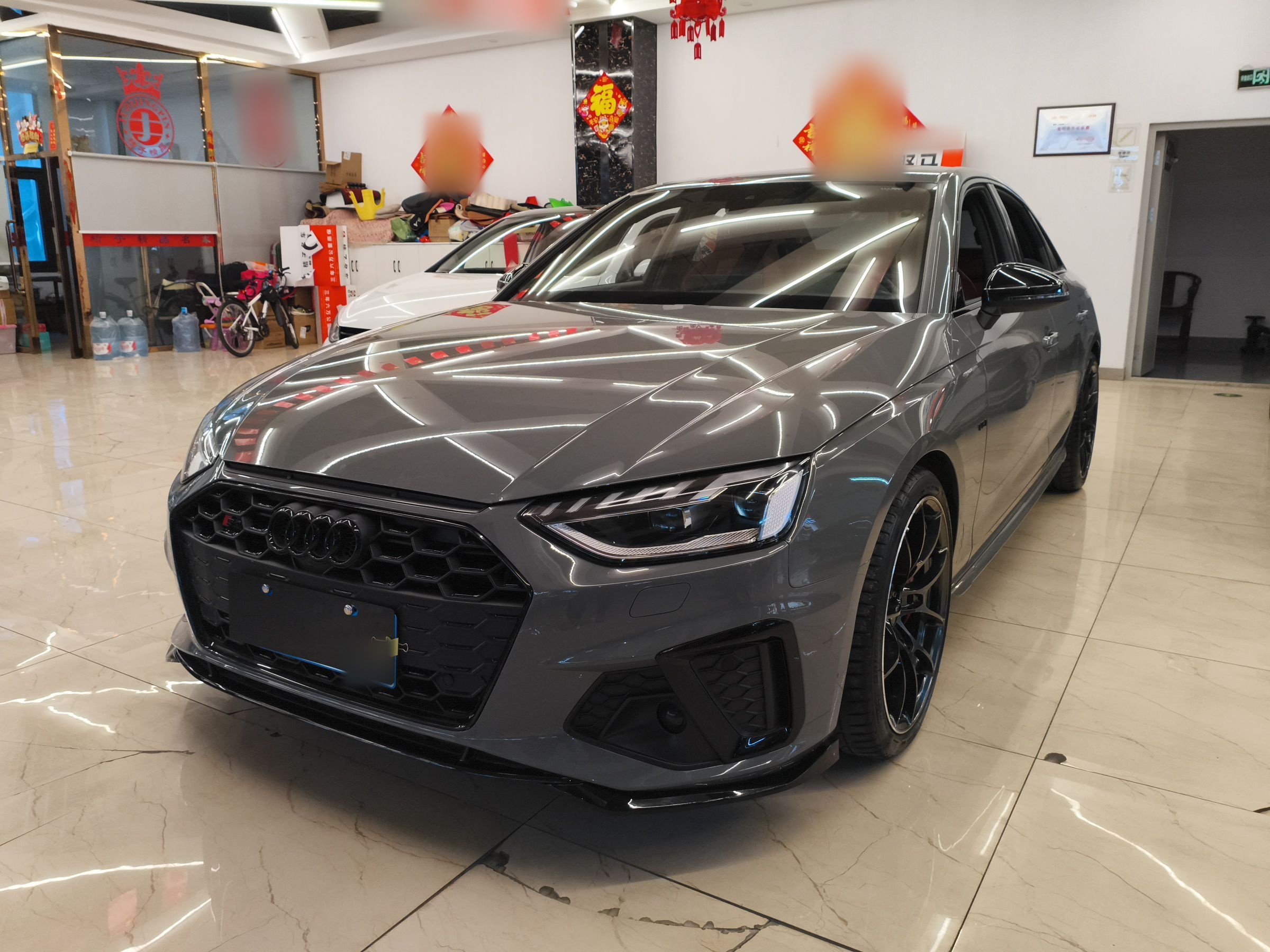 تحت مقدمة السيارة