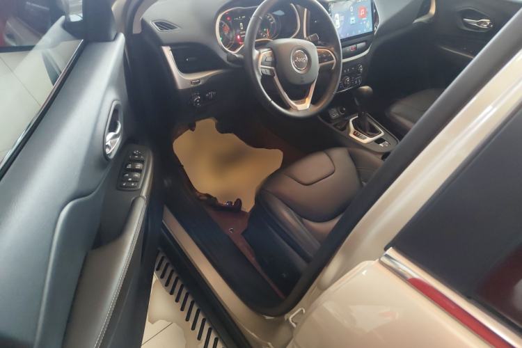 Used Jeep Cherokee 2016 2.4L Leading Edition
