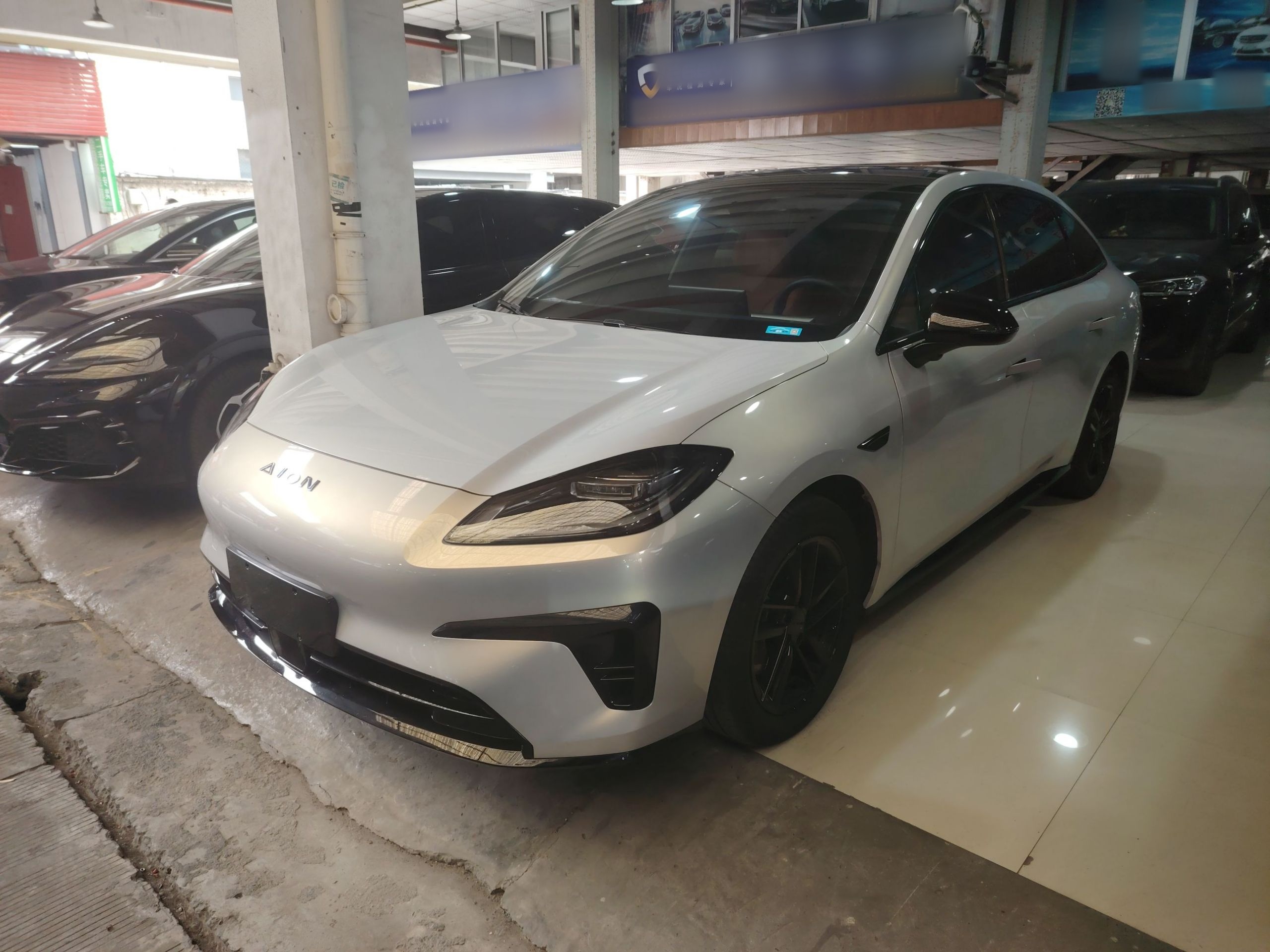 Под передней частью автомобиля