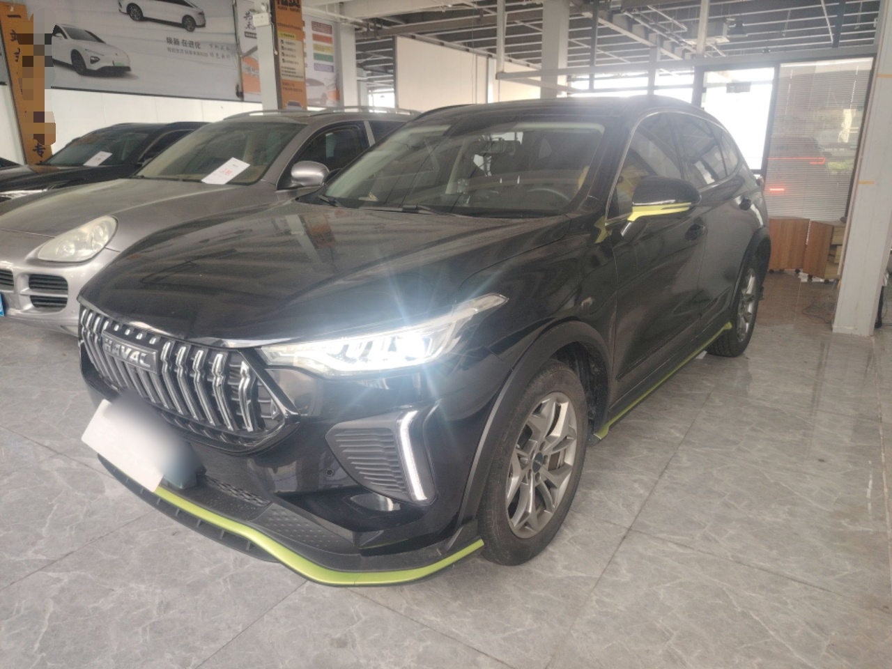 تحت مقدمة السيارة