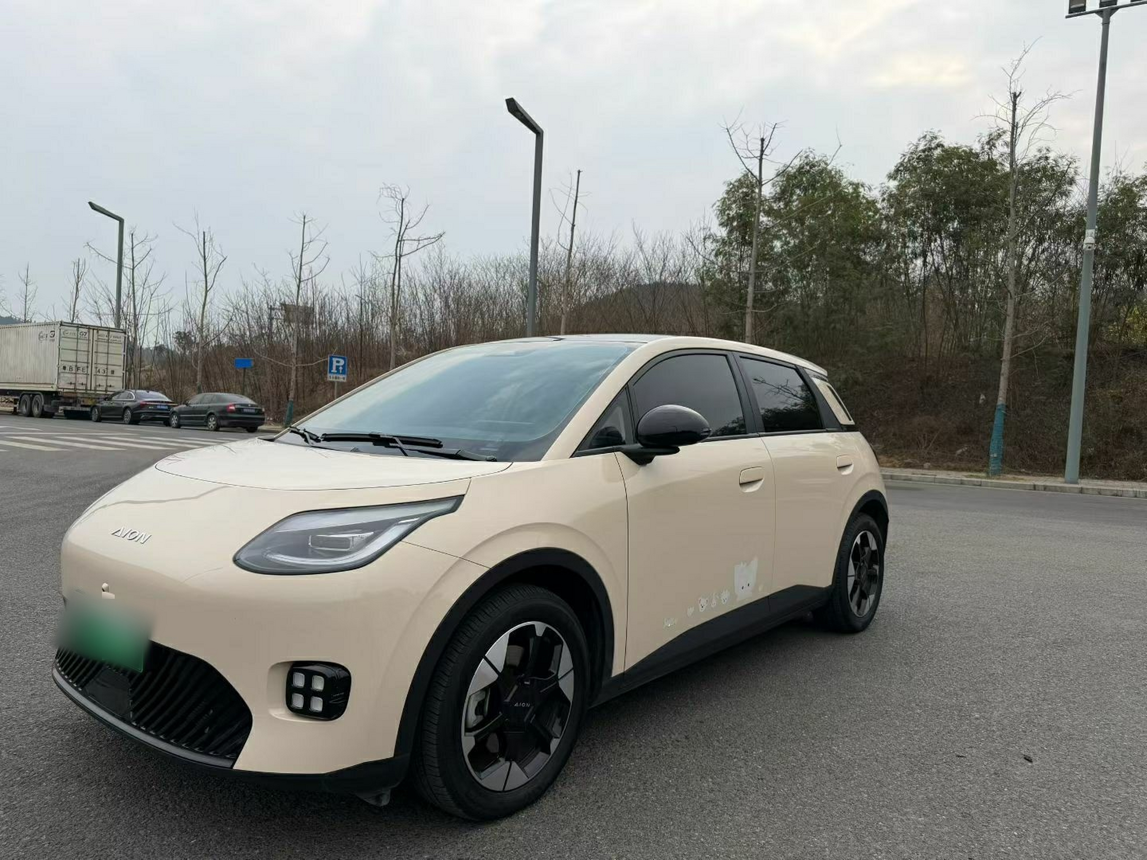 Под передней частью автомобиля