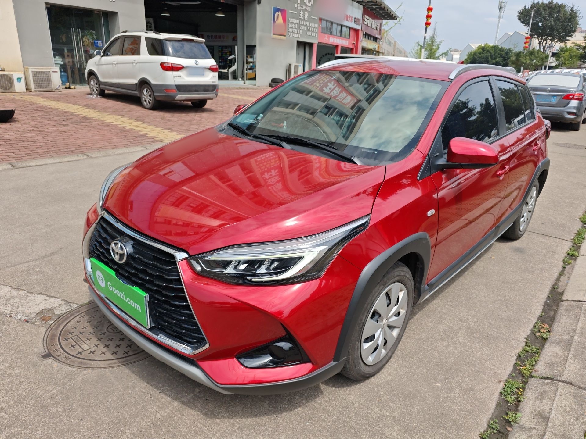 تحت مقدمة السيارة