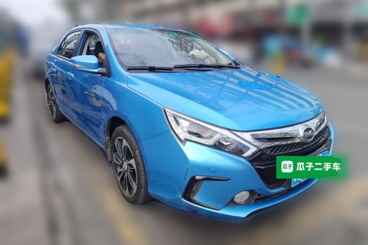 Used BYD Qin New Energy 2015 1.5T Dual-Crown Flagship Plus Edition Front Right 45 Deg