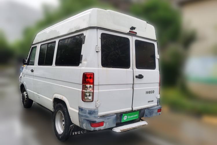 Used Iveco Daily 2017 2.5T A35 Passenger Van 5-7 Seats Model 47Z5
