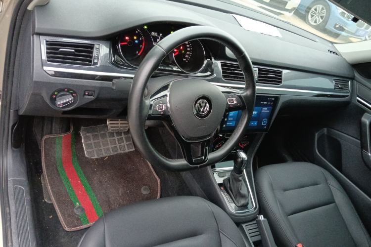 Used Volkswagen C-TREK 2018 1.5L Automatic Comfort Model Center Console