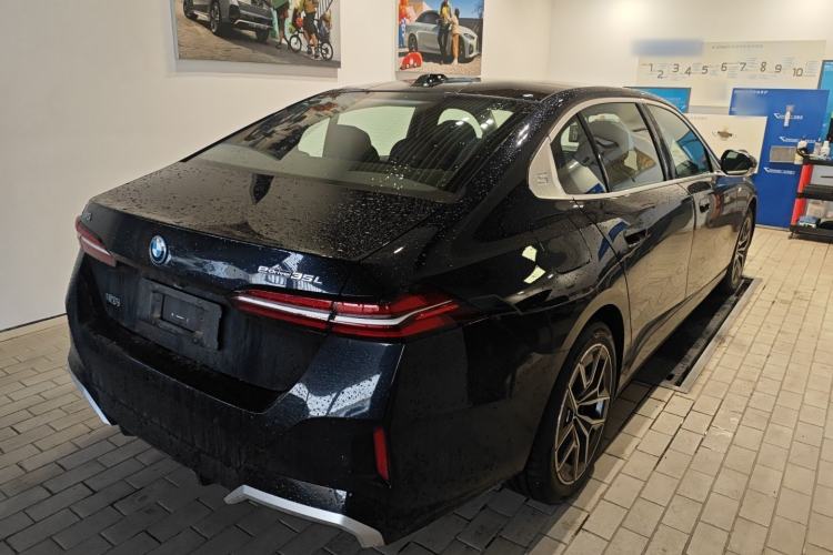 Used BMW i5 2024 eDrive 35L Luxury Model with M Sport Package
