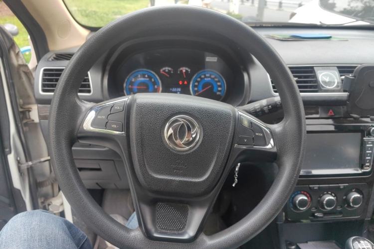 Used Dongfeng Fengon 360 2015 1.5L Manual Luxury 7-Seater China IV Standard
