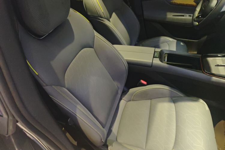 Used Lynk & Co 08 EM-P 2025 220 km All-Wheel-Drive Performance Halo
