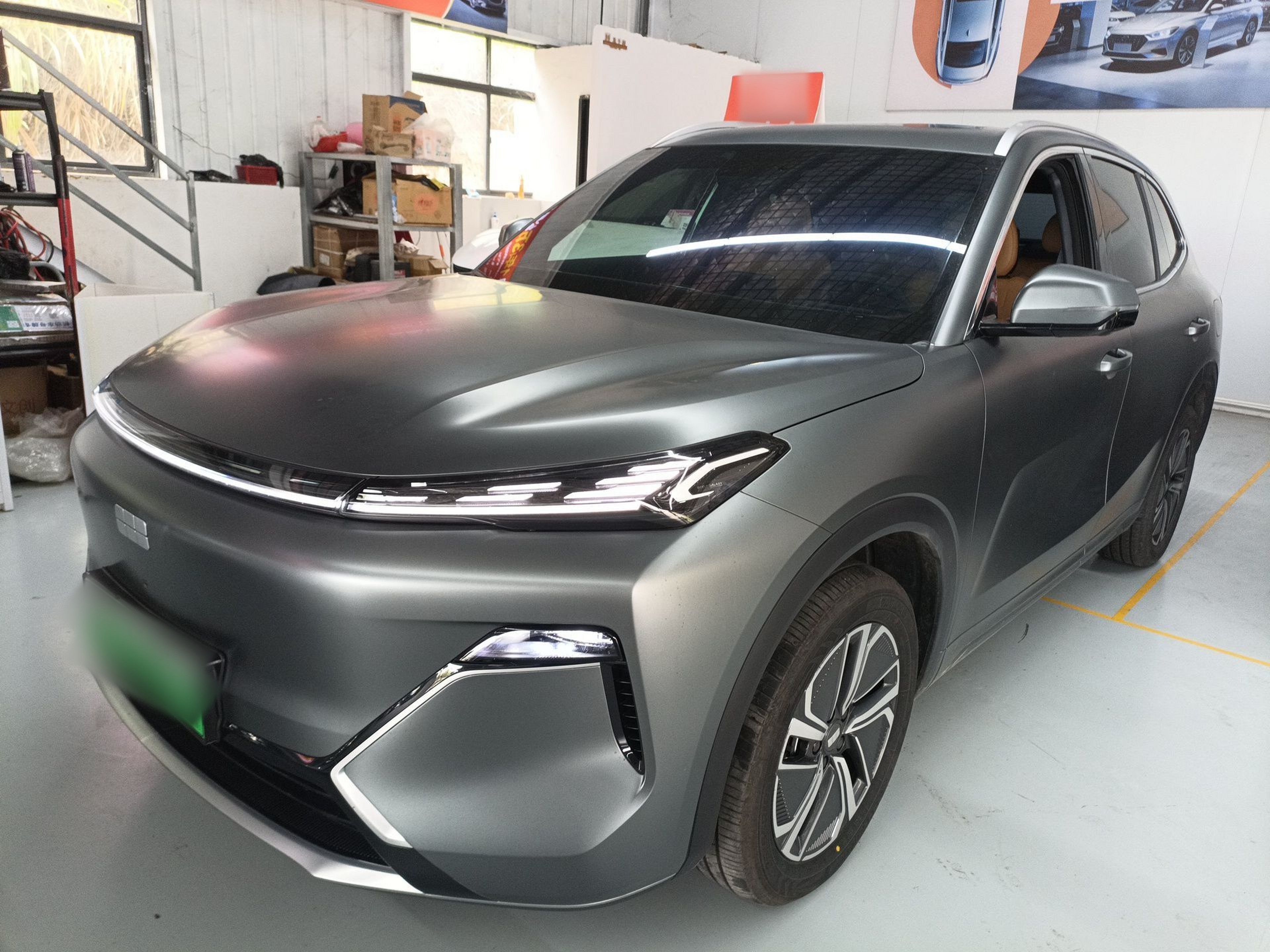 تحت مقدمة السيارة